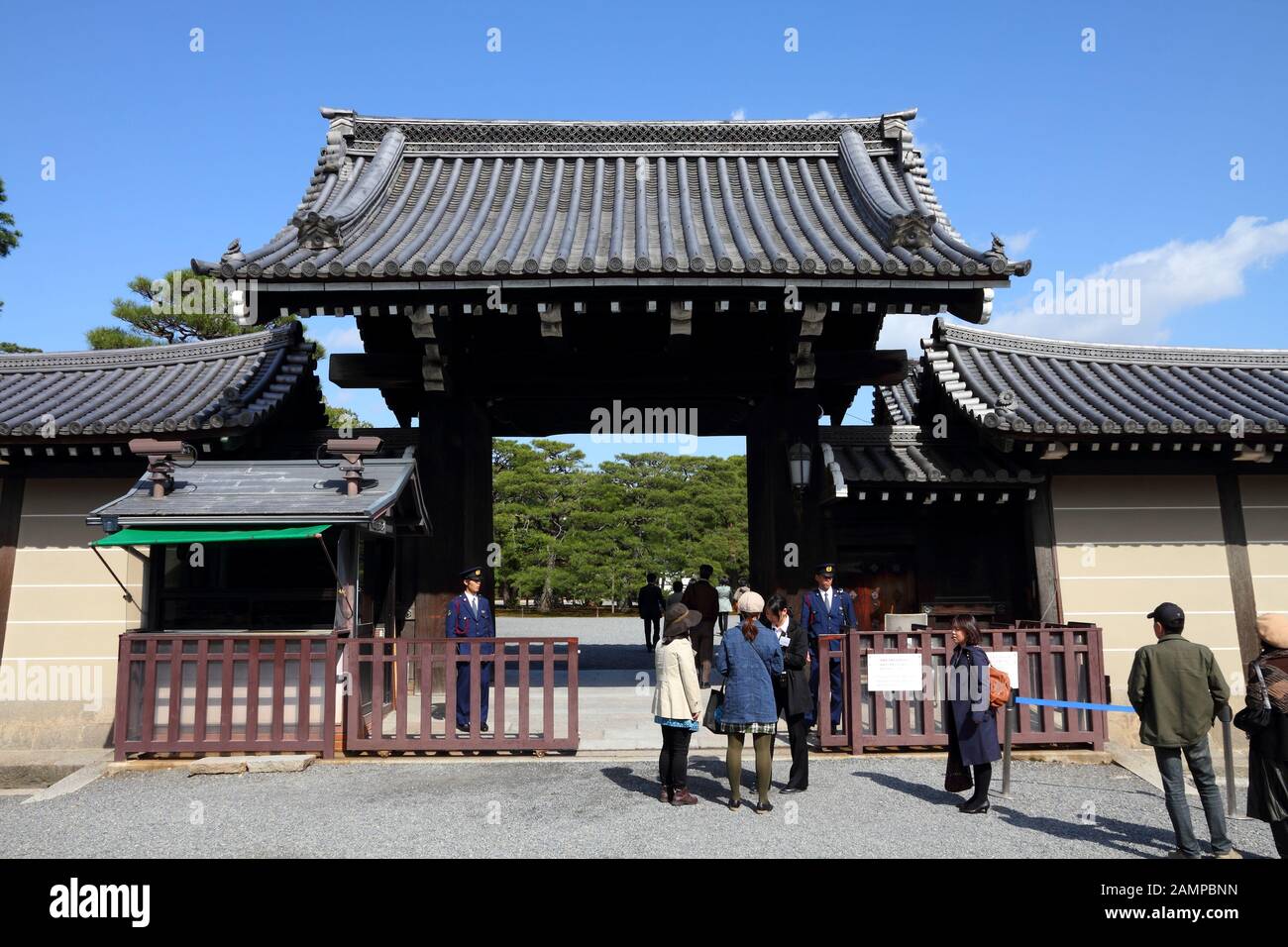 KYOTO, Japan - 14 April, 2012: die Menschen besuchen den Kaiserpalast in Kyoto, Japan. Alte Kyoto ist ein UNESCO-Weltkulturerbe und wurde von fast 1 mil besucht. Stockfoto