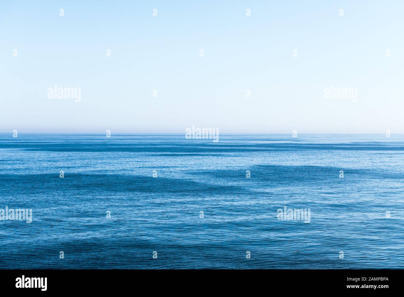 Ozeanwasser und blauer Himmel abstrakter Hintergrund. Wassertextur im Meer Stockfoto