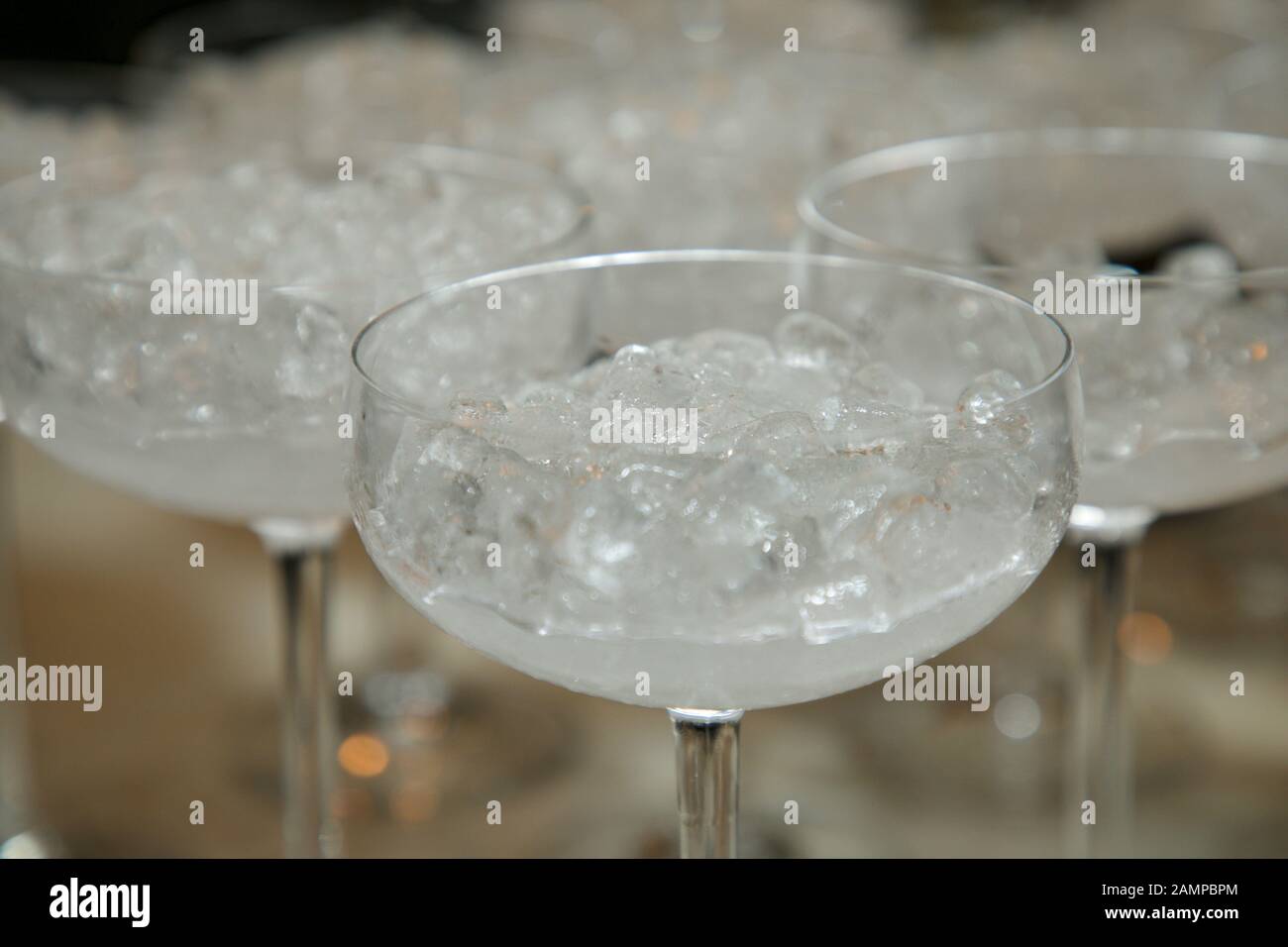 Trinkgläser mit zerkleinertem Eis warten darauf, gefüllt zu werden. Stockfoto