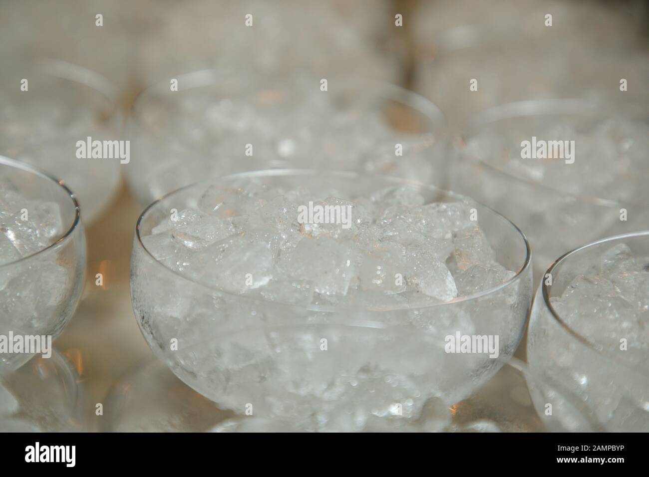 Trinkgläser mit zerkleinertem Eis warten darauf, gefüllt zu werden. Stockfoto
