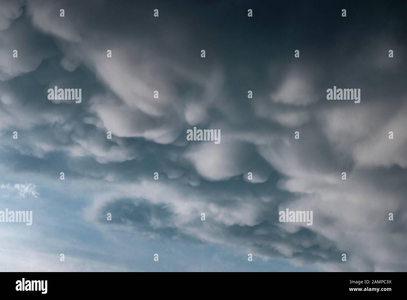 Mammutwolken, schlechtes Wetter, dramatische Wolkenatmosphäre, Gewitterwolken, in der Nähe von Grainau, Oberbayern, Bayern, Deutschland Stockfoto