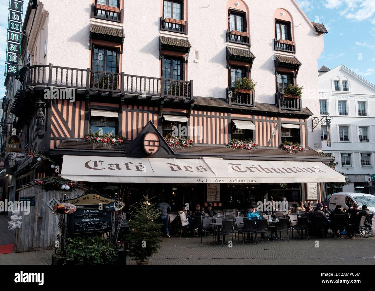 Café de Tribunaux - ein geschäftigtes Café/Brasserie am Ende der Grande Rue Stockfoto