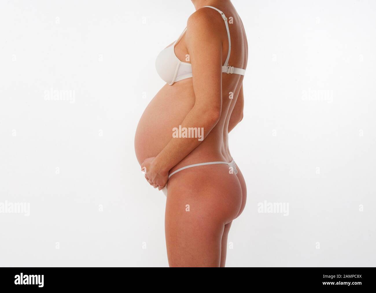 Frau, 27 Jahre, schwanger, 9. Monat, Studio, Deutschland Stockfoto