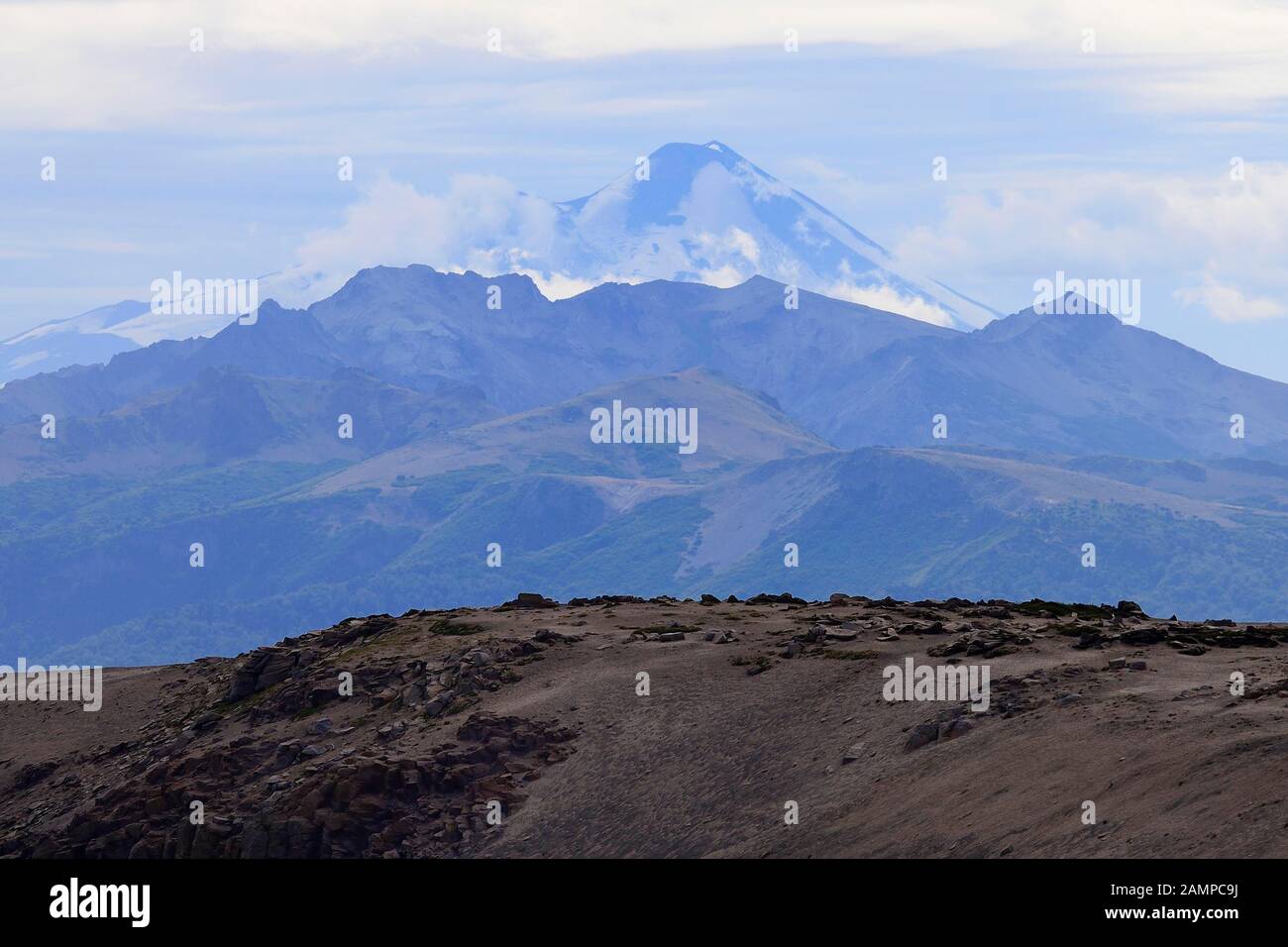 Blick vom Vulkan Batea Mahuida auf den Vulkan Llaima in Chile, in der Nähe der Villa Pehuenia, Provinz Neuquen, Argentinien Stockfoto