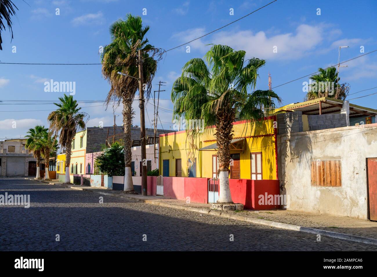 Bunte Häuser und Palmen auf einer Straße, Palmeira, Sal Island, Kap Verde Stockfoto