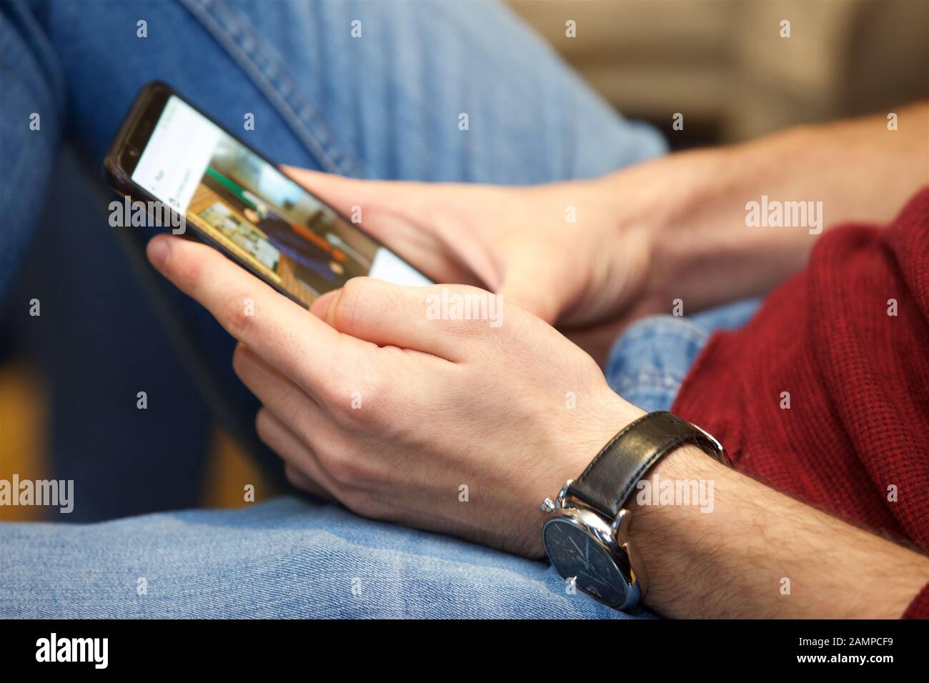 Geschäftsmann bei einer Konferenz oder einem Seminar, der auf seinem Handy im Internet surft. Stockfoto