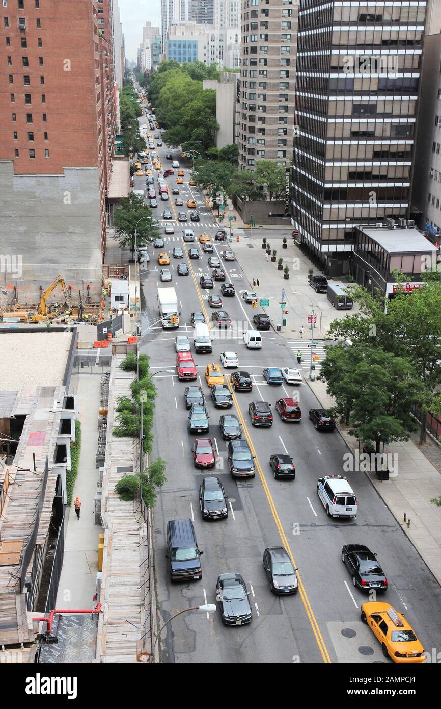 New YORK, USA - 3. JULI 2013: Menschen fahren im Schwerverkehr entlang der 1st Avenue in New York. New York gehört zu den überlasteten Städten Amerikas. Im Jahr 2009 Stockfoto