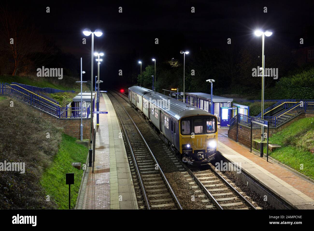 Kiveton Brücke Bahnhof, South Yorkshire Arriva Northern Rail Class 150 150104 Arbeiten ein Lincoln zu Leeds Zug Stockfoto