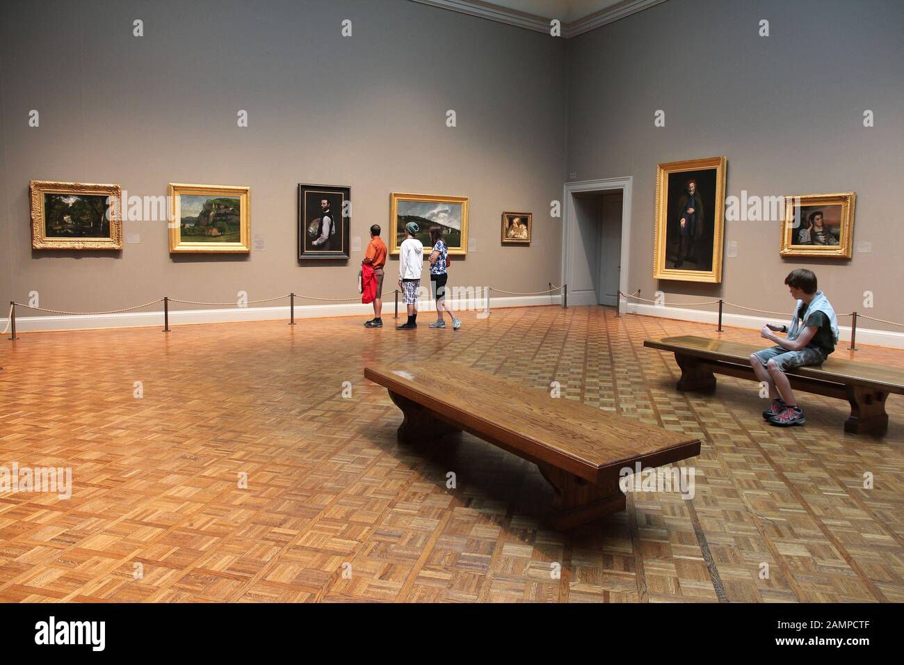CHICAGO, USA - 28. JUNI 2013: Besucher Kunst an der berühmten Kunst Institut von Chicago bewundern. Es ist die 2. größte Art Museum in den USA mit 1 Millionen Quadratmeter Stockfoto