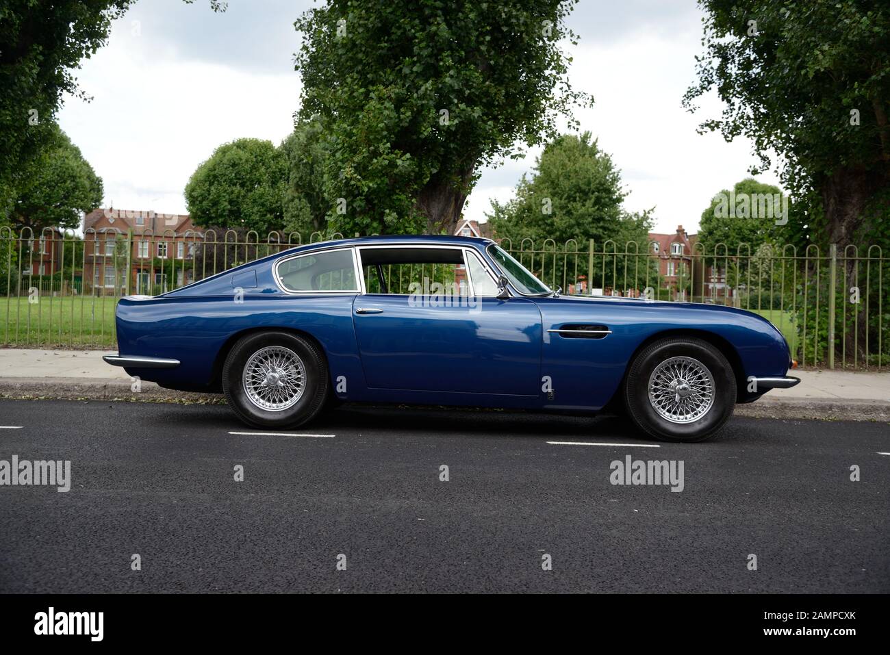 Aston Martin DB6 parkte vor einem suburban Park in London Stockfoto