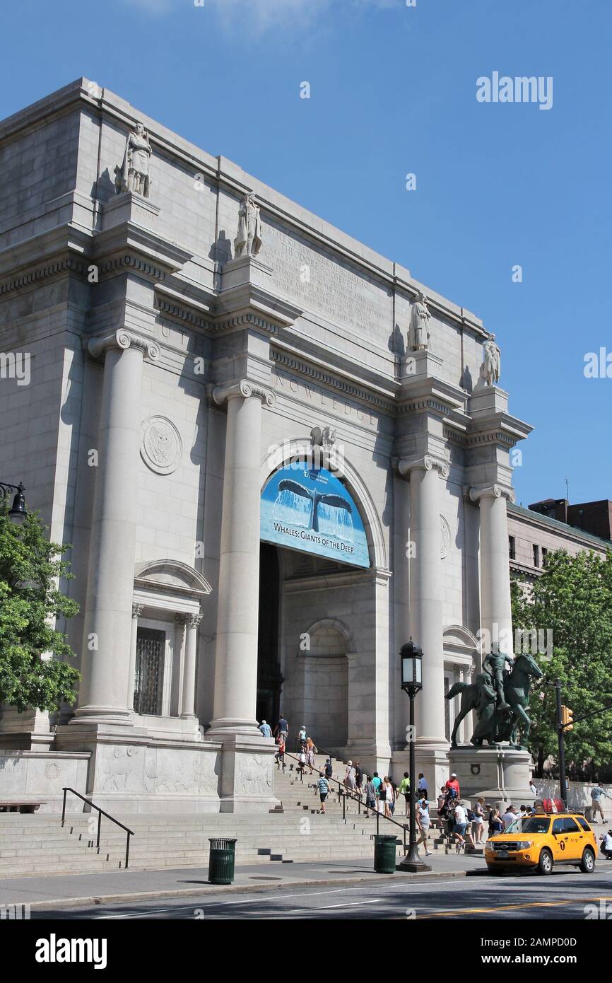 NEW YORK, USA - Juli 6, 2013: die Menschen besuchen American Museum of Natural History in New York. Das Museum hat 5 Millionen jährlichen Besuchern. Stockfoto