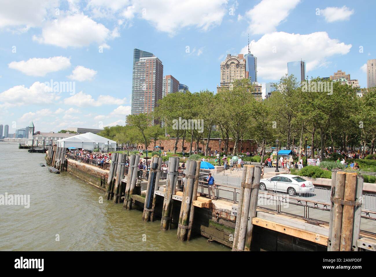 NEW YORK, USA - Juli 6, 2013: die Menschen in Battery Park in New York spazieren. Fast 19 Millionen Menschen leben in New York City metropolitan area. Stockfoto