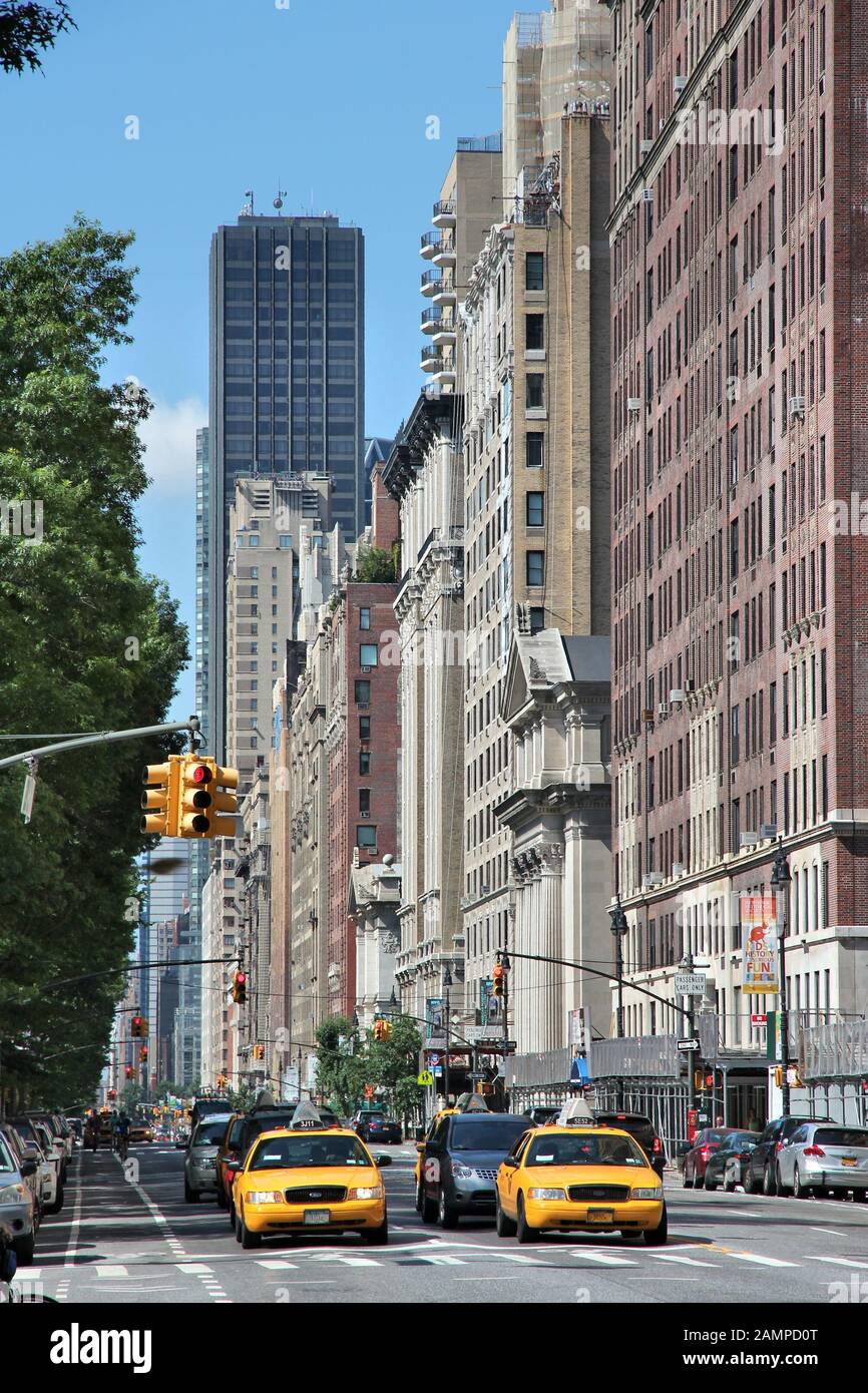 NEW YORK, USA - Juli 6, 2013: die Menschen fahren Yellow Cabs im Central Park West in New York. Ab 2012 waren 13,237 gelbe Taxis in Ne registriert Stockfoto