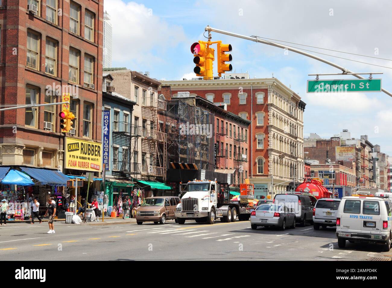 New YORK, USA - 1. JULI 2013: Menschen besuchen Canal Street in New York. New York City wird von 56 Millionen jährlichen Besuchern besucht (2014). 20 Millionen Menschen Stockfoto