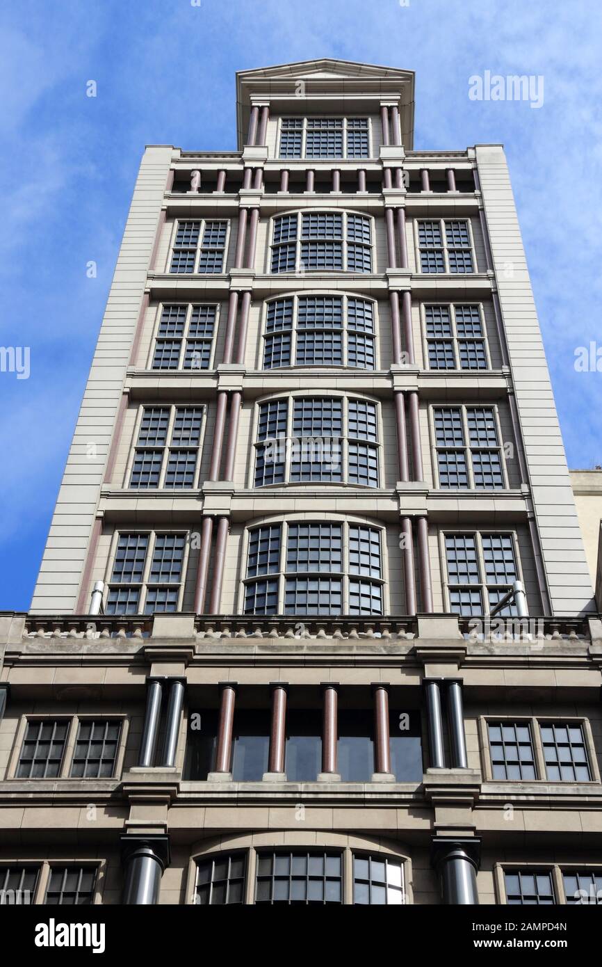 NEW YORK, USA - Juli 2, 2013: Takashimaya Gebäude in New York. Das Gebäude wurde 1993 fertiggestellt und befindet sich in einem der teuersten Immobilien entfernt Stockfoto