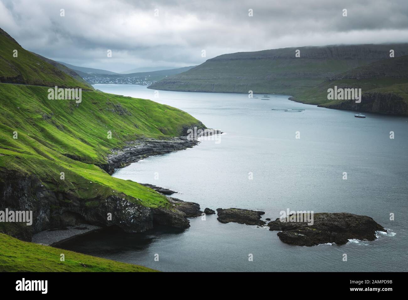 Dramatischen Blick auf grünen Hügeln von Vagar Insel und Sorvagur Stadt auf Hintergrund. Färöer, Dänemark. Landschaftsfotografie Stockfoto