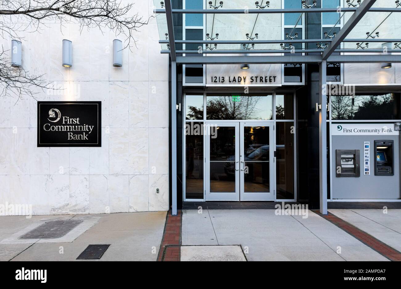Columbia, SC, USA-8. JANUAR 2010: First Community Bank, Eingang, Schild, Geldautomat und Logo, in Lady Street. Stockfoto