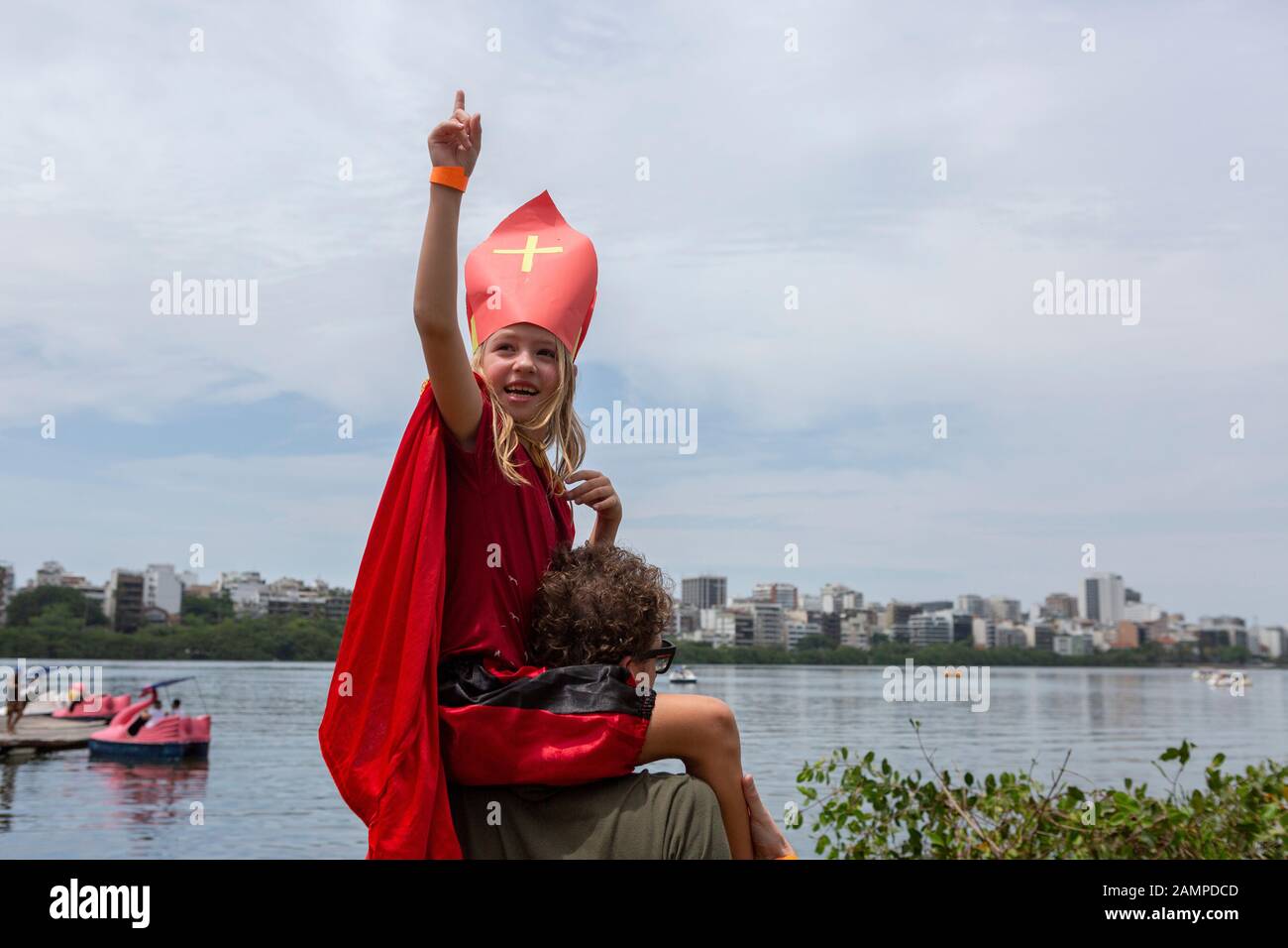 Junge Mädchen schreien Sie entdeckte Sinterklaas Ankunft in Rio de Janeiro auf der Stadt Lake Shore Stockfoto