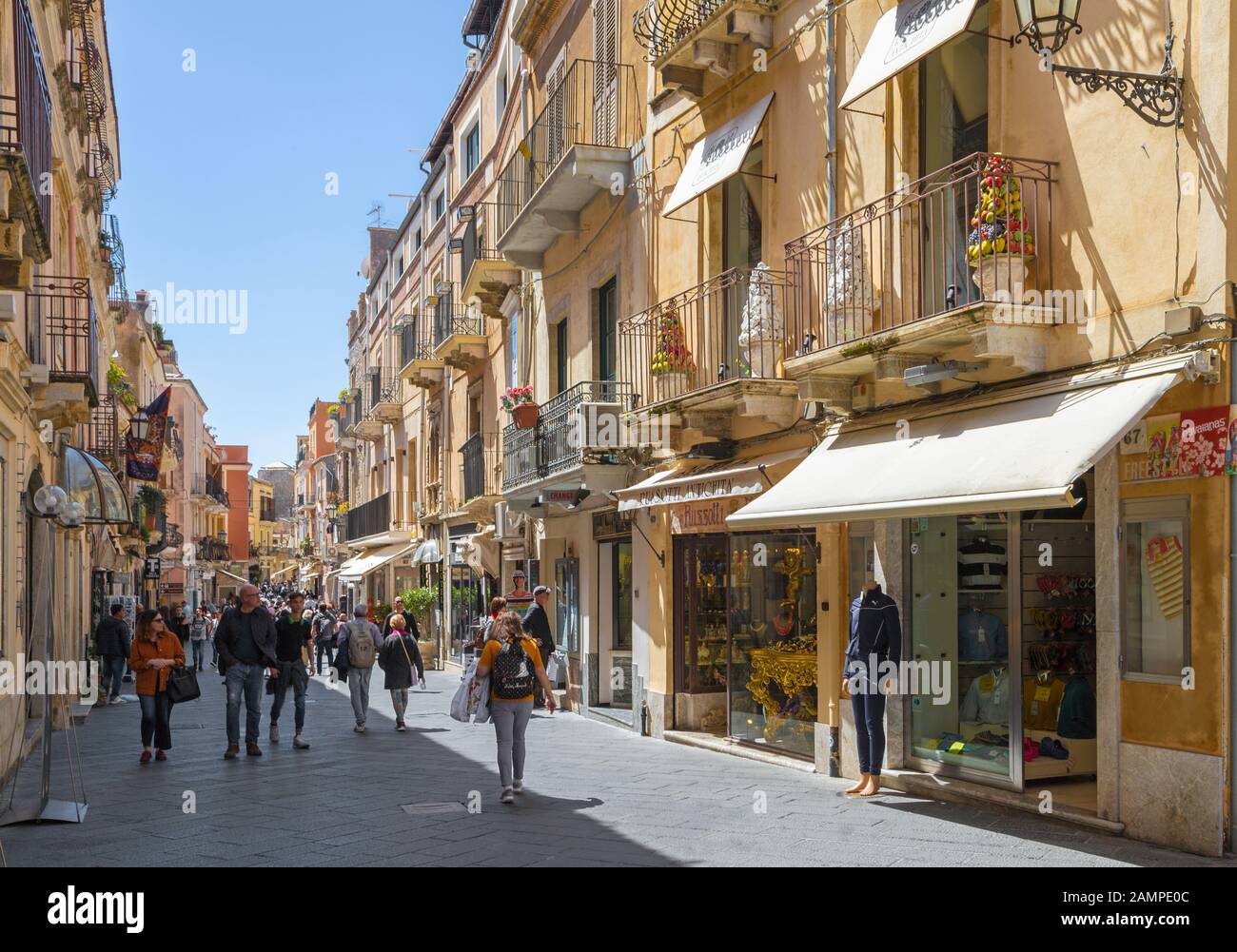 Taormina, ITALIEN - 9. APRIL 2018: Die Straße Corso Umberto. Stockfoto