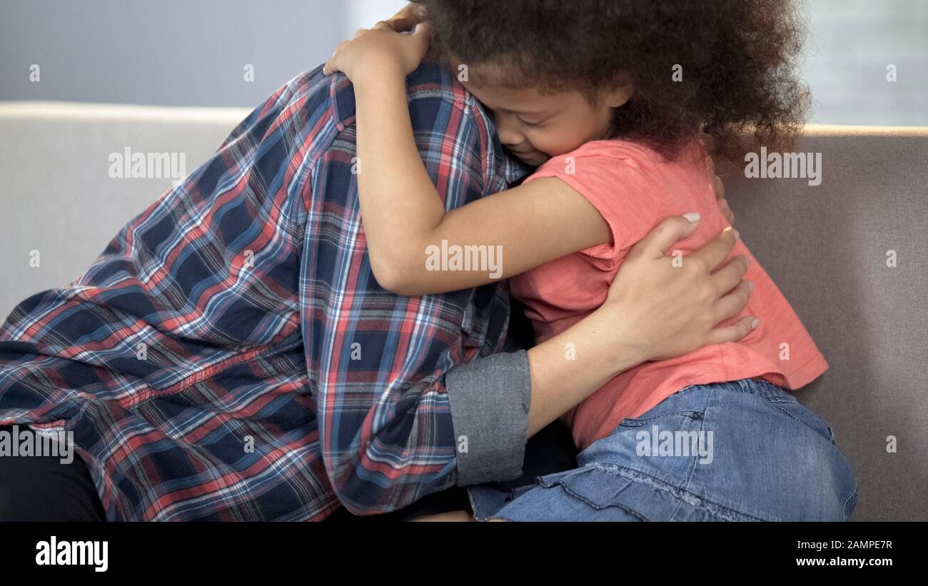 Fürsorgliche Erwachsene Frau umarmt kleines Mädchen, Kinderadoptions-System, Familienglück Stockfoto