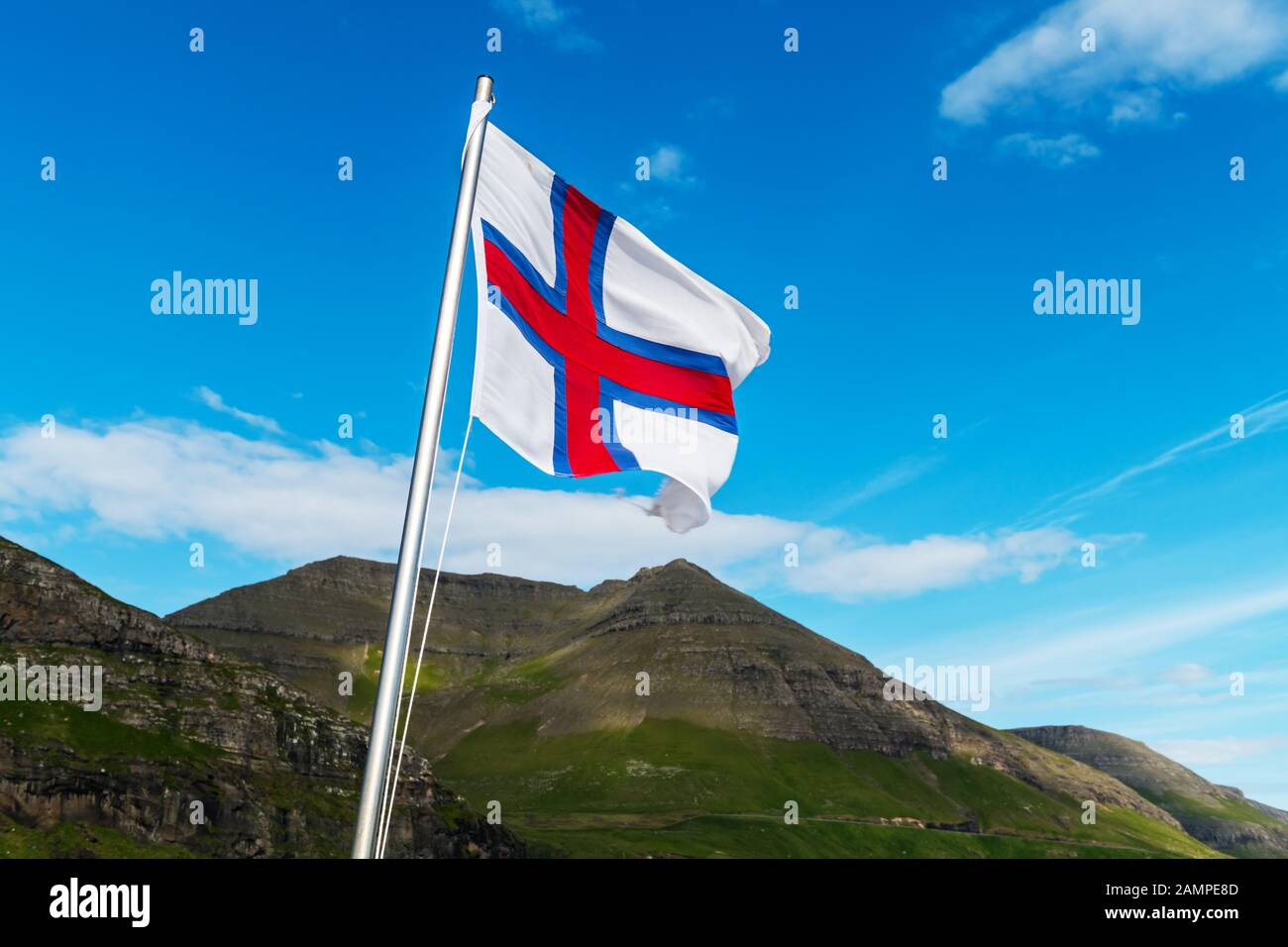 Flagge der Färöer winken gegen einen bewölkten Himmel Stockfoto