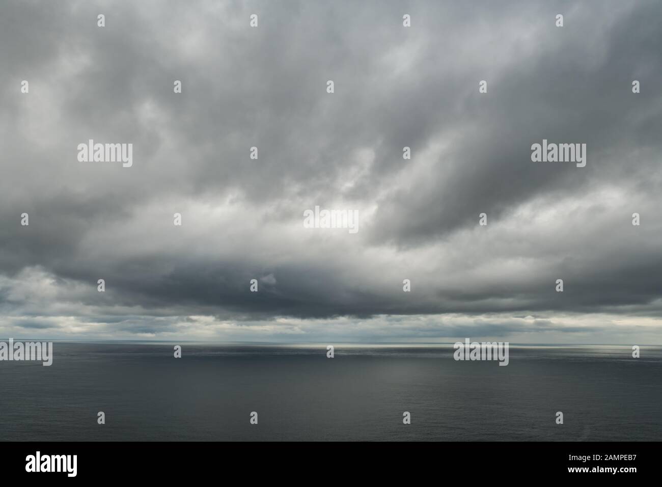 Atlantisches Ozeanwasser und dramatischer bewölkter Himmel. Wassertextur im Meer. Landschaftsfotografie Stockfoto