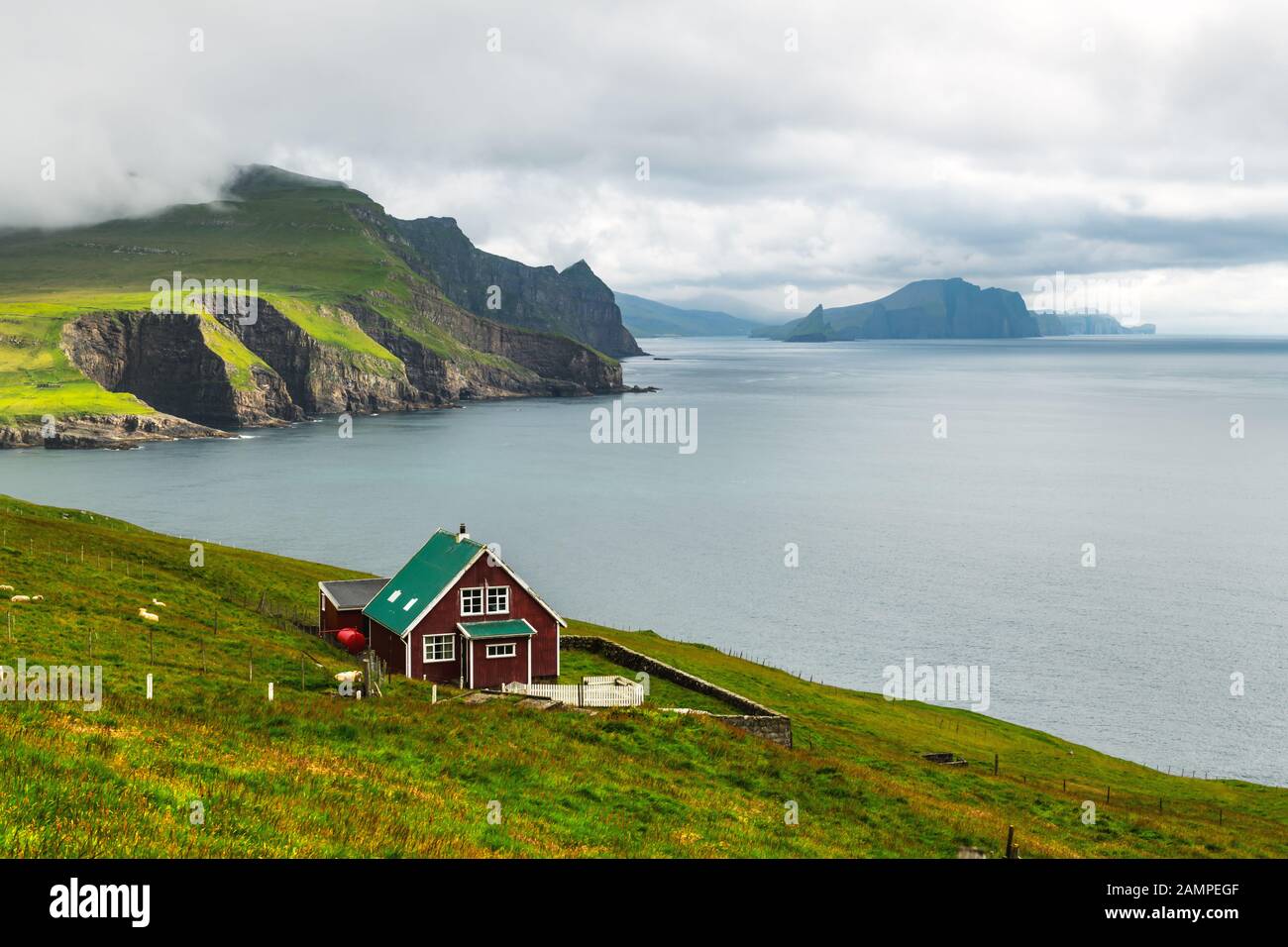 Haus des Leuchtturmwärters auf der Insel Mykines, auf den Inseln der Färöer, Dänemark. Landschaftsfotografie Stockfoto