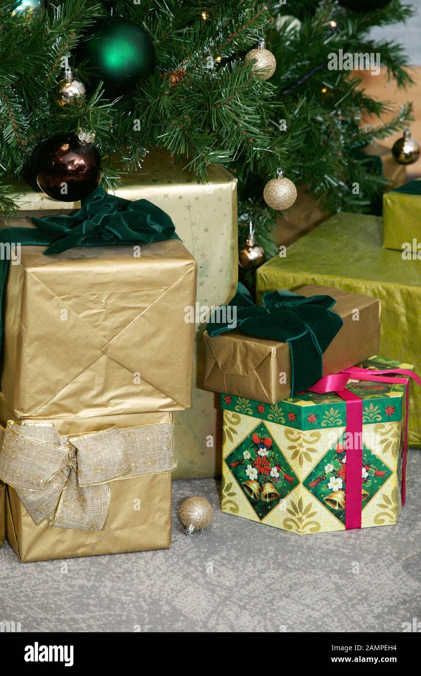 Weihnachtsgeschenke unter einem Weihnachtsbaum. Stockfoto