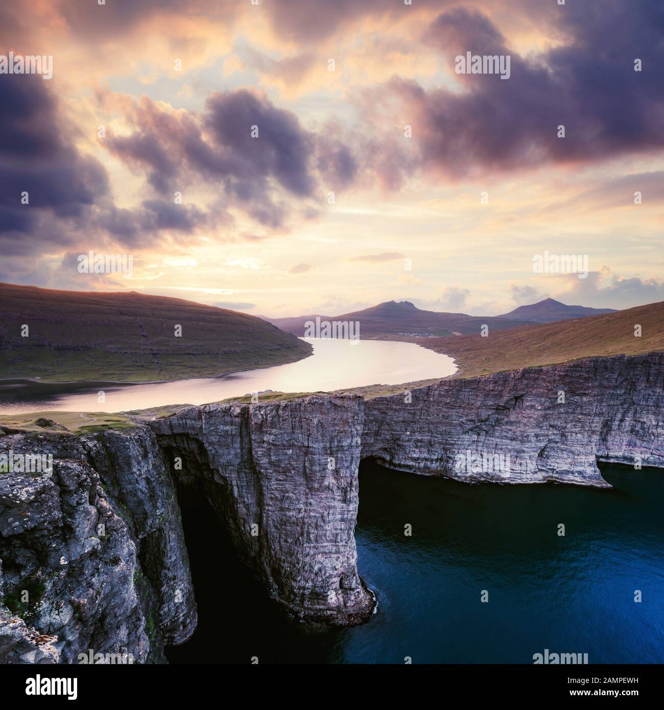 Unglaublicher Blick auf den See Sorvagsvatn auf den Klippen der Insel Vagar in Sonnenuntergang, auf den Faröer Inseln, Dänemark. Landschaftsfotografie Stockfoto