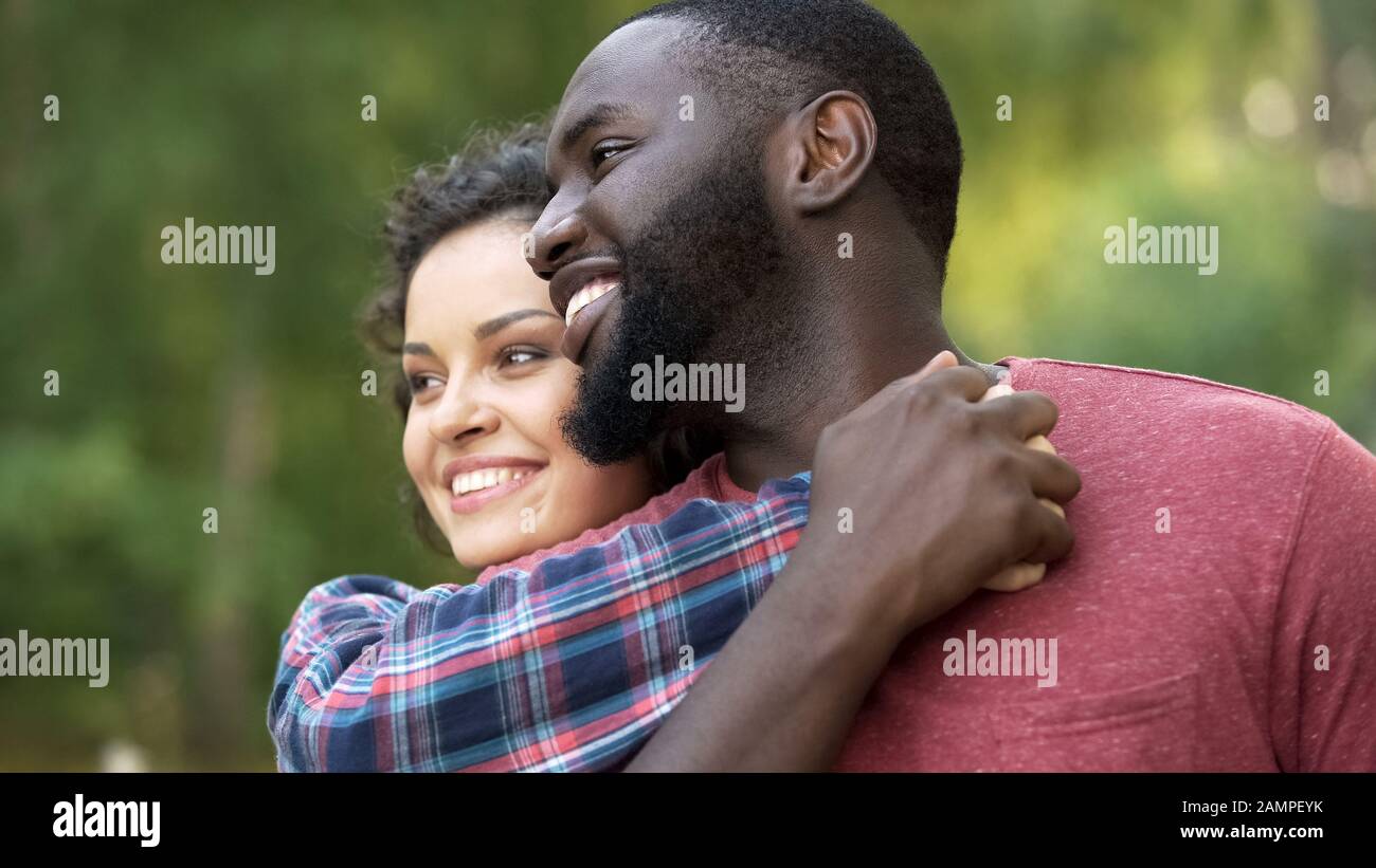 Glückliches multiethnisches Paar, feiern Vielfalt, Nein zu Rassismus und Diskriminierung Stockfoto