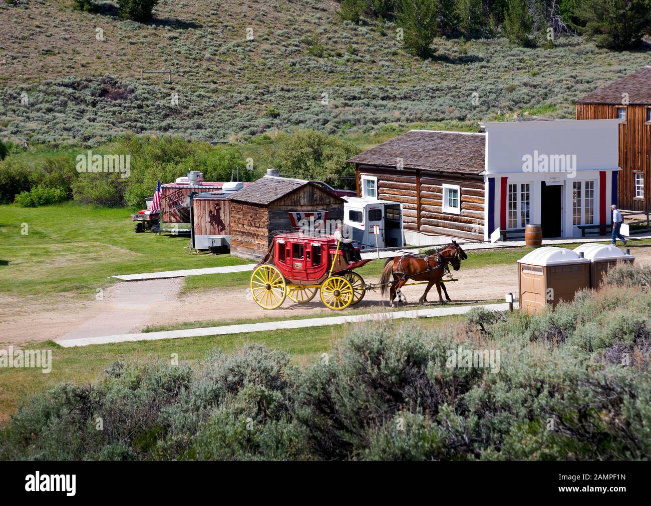 WY03947-00...WYOMING - Bühnenbus mit Fahrgeschäften für Besucher, die an der Gold Rush Days Celebration in South Pass City State Historic Site teilnehmen. Stockfoto