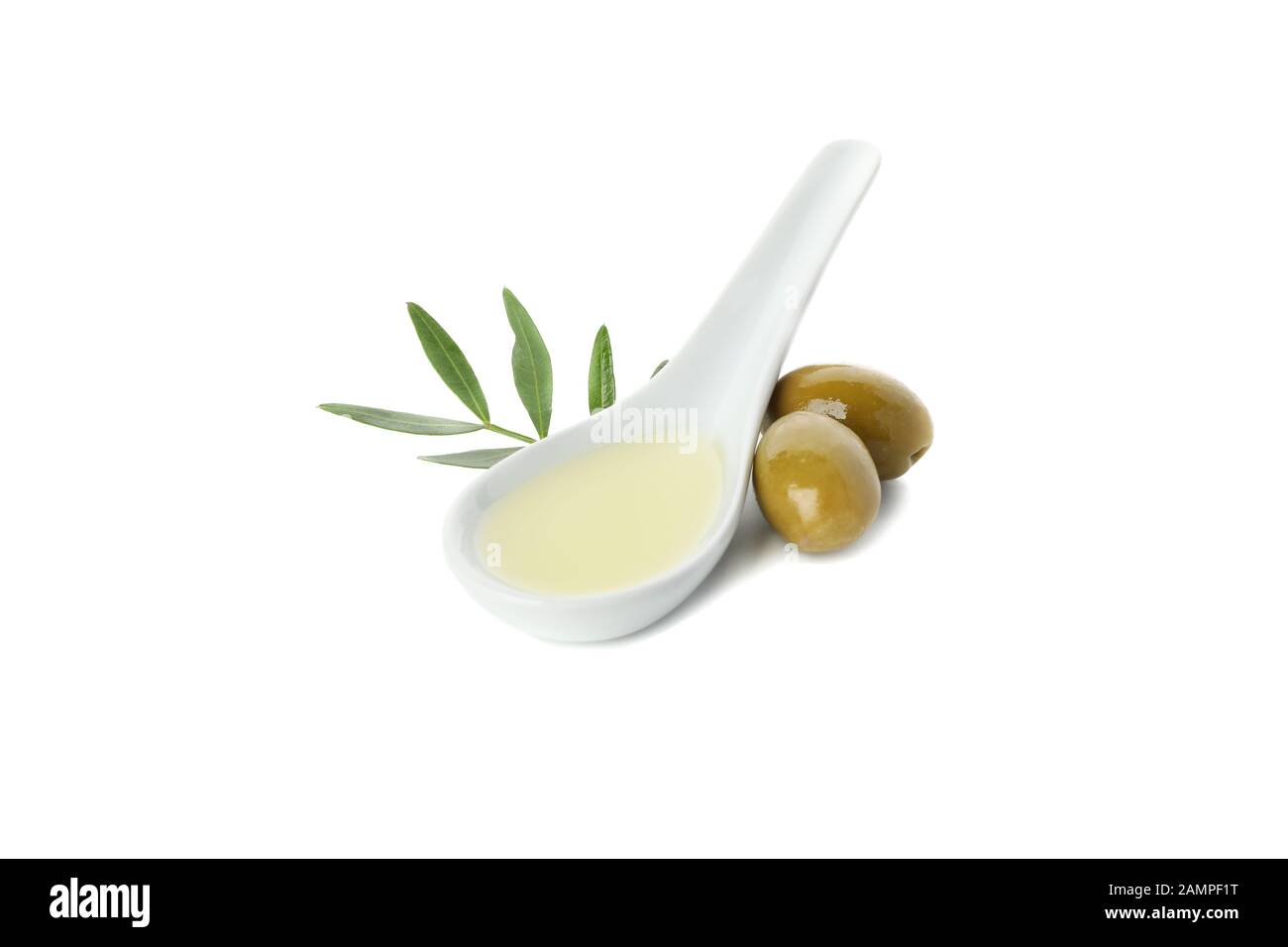 Keramiklöffel mit Olivenöl, Oliven und Blättern isoliert auf weißem Grund Stockfoto