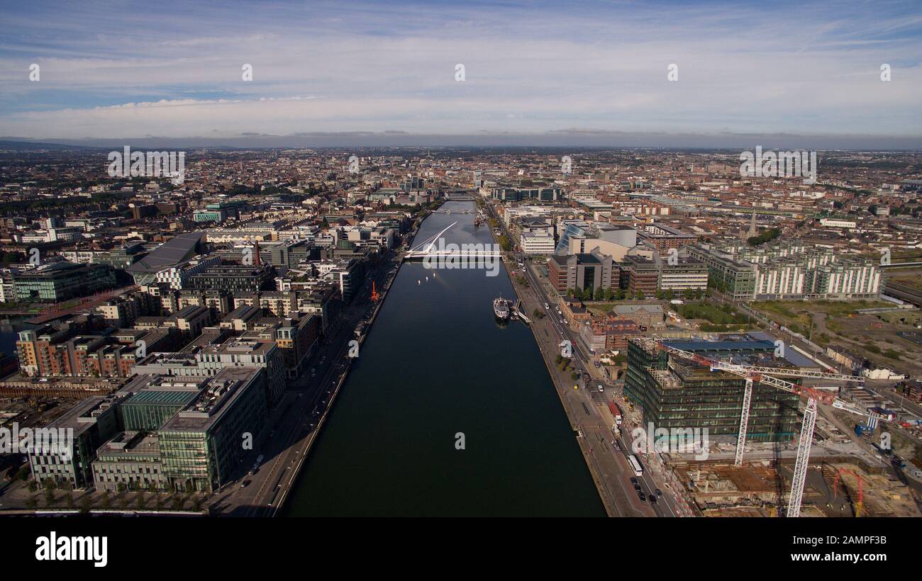 Antenne drone Ansicht der Samuel Beckett Brücke und den Fluss Liffey in Dublin, Irland. Stockfoto