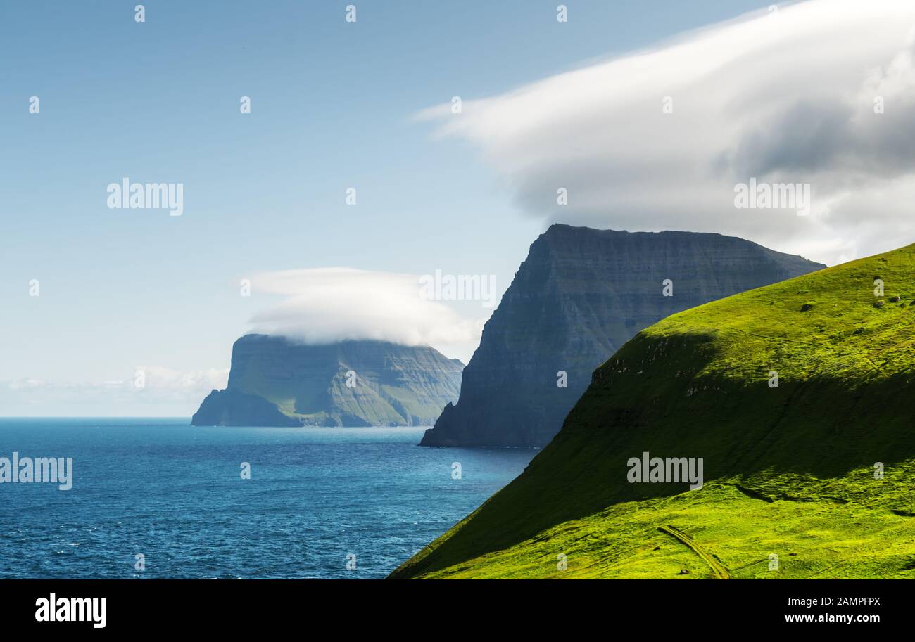 Grüne Sommerinseln im Atlantik von der Kalsoy-Insel, den Färöern, Dänemark. Landschaftsfotografie Stockfoto