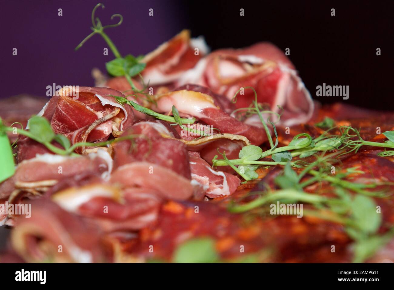 Auswahl an köstlichen Aufschnitt - parmaschinken und Chorizo. Stockfoto