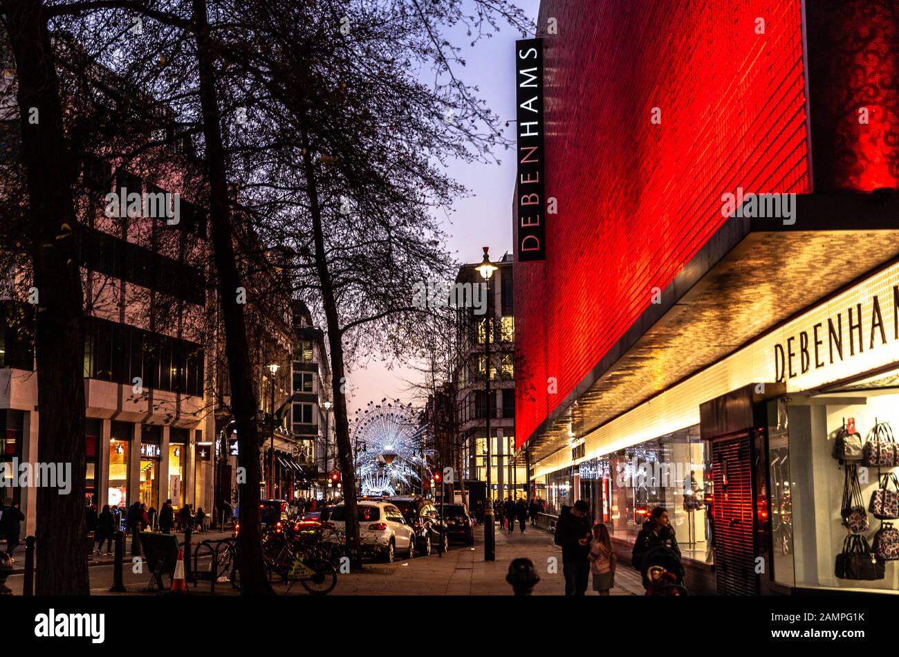 Debenhams Department Store zu Weihnachten, Vere Street, London W1, England, UK. Stockfoto