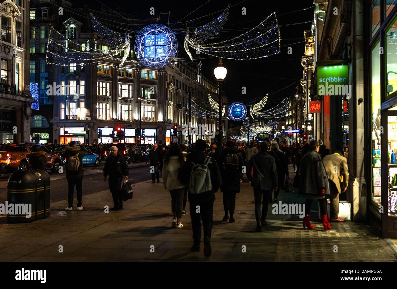 Leuchtende Weihnachten Straße Dekoration auf der Regent Street, London, England, UK. Stockfoto