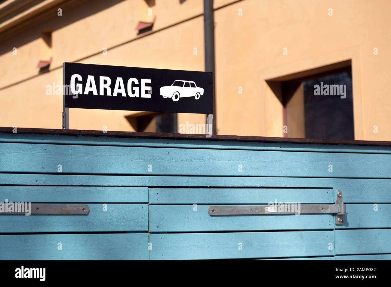 Garagenschild. Foto von einem Auto Garage Tür Beschilderung Schild. Parkplatz für Kraftfahrzeuge. Stockfoto