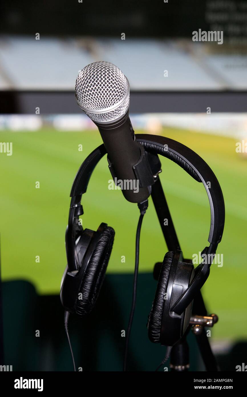 Mikrofon und Kopfhörer in der Kommentar Box einer Sportstätte. Stockfoto