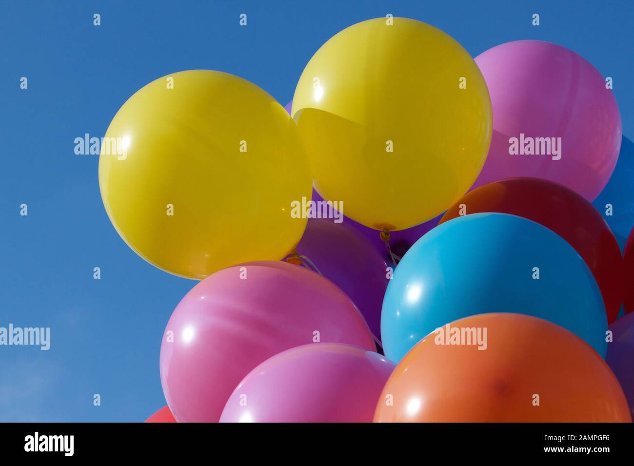 Mehrfarbige party Ballons abgebildet vor blauem Himmel. Stockfoto