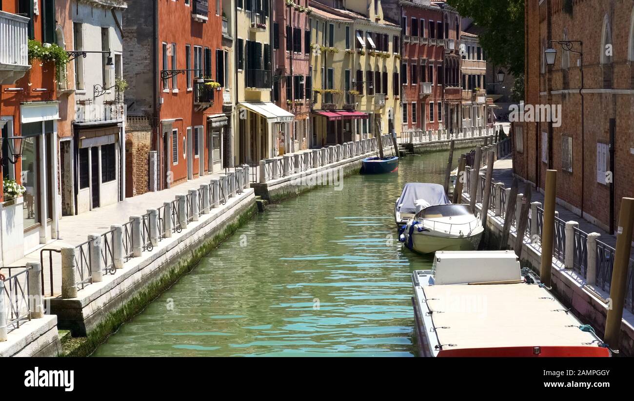 Enge Venetianische Straße, Tourismus und Urlaub, sonnige Tage, Boote auf dem Wasser Stockfoto
