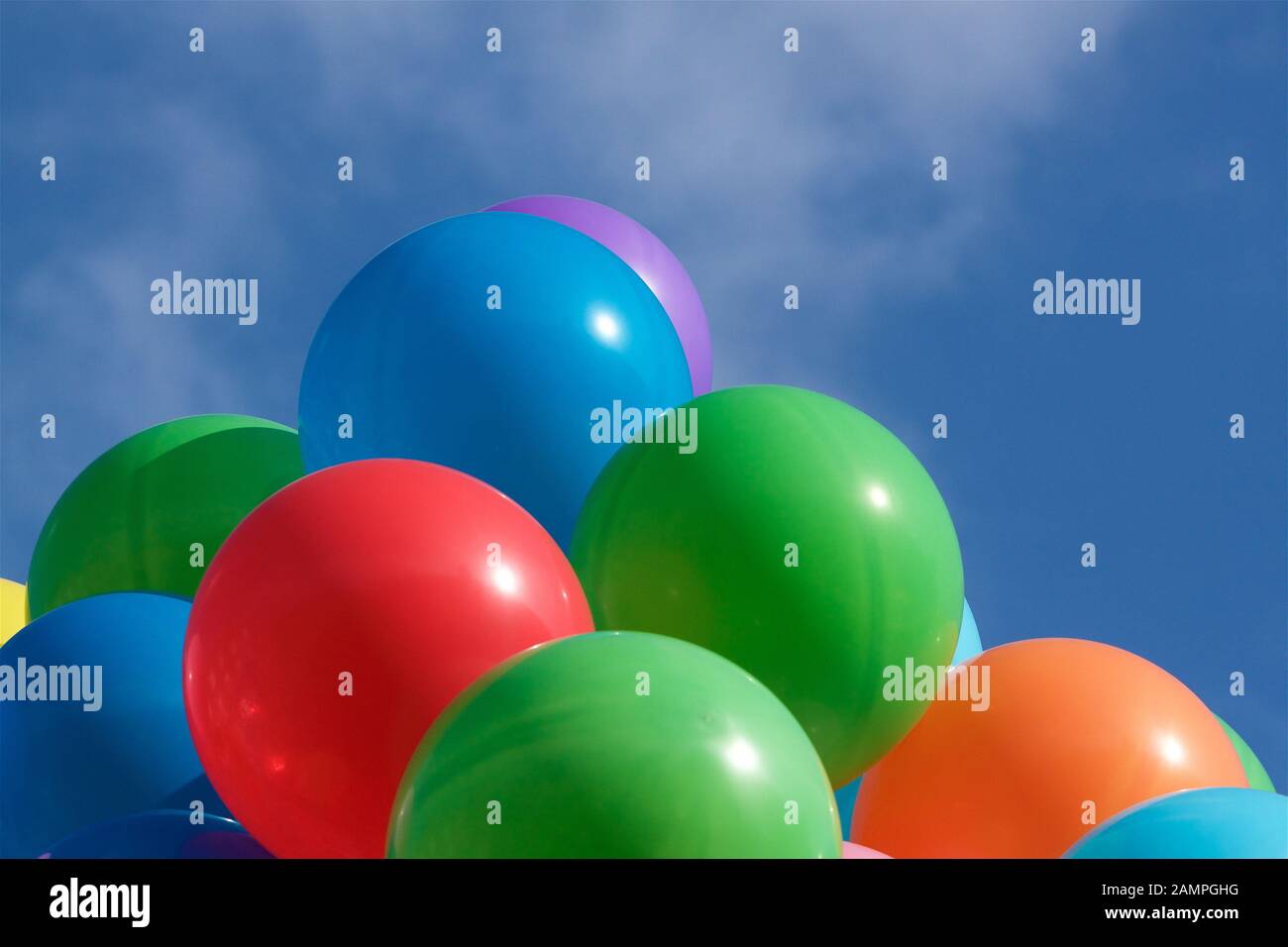 Mehrfarbige party Ballons abgebildet vor blauem Himmel. Stockfoto