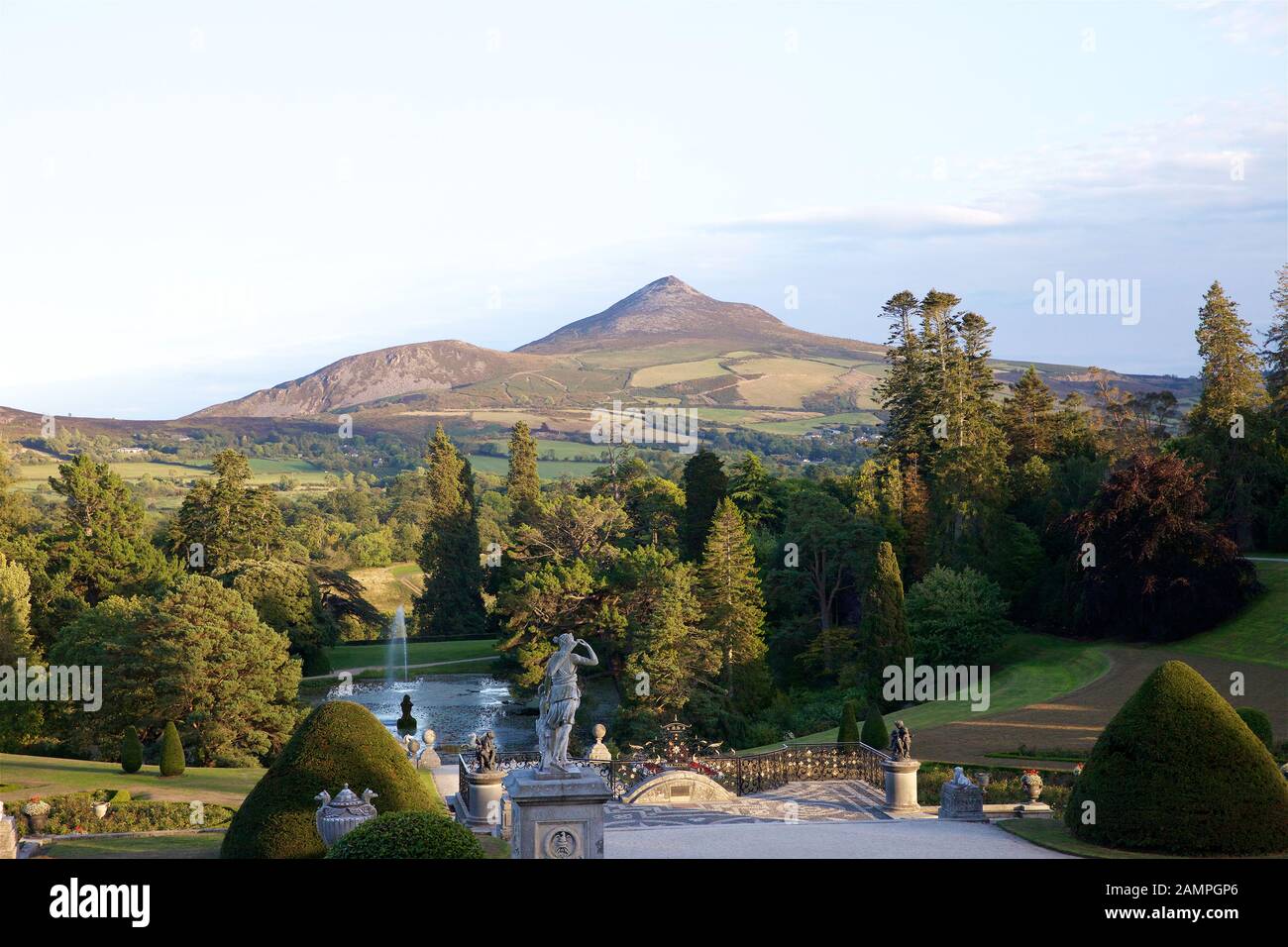 Sugarloaf Mountain in der Grafschaft Wicklow, Irland von den Gärten von Powerscourt House gesehen. Stockfoto