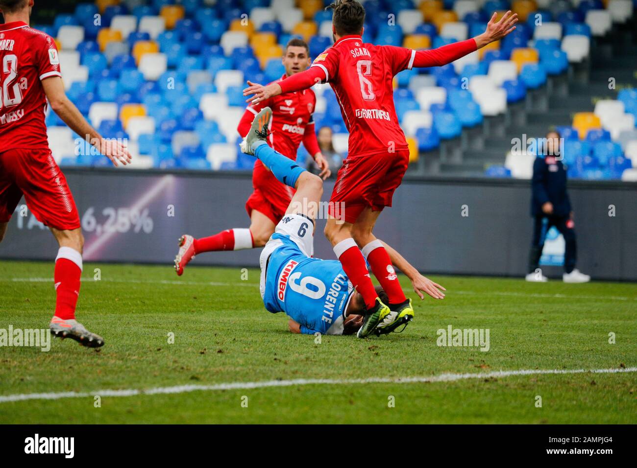 Rom, Kampanien, Italien. Januar 2020. Während des italienischen Fußballpokals SSC Neapel gegen den FC Perugia am 14. Januar 2020 im San Paolo Stadion in Neapel.Im Bild: Llorente Credit: Fabio Sasso/ZUMA Wire/Alamy Live News Stockfoto