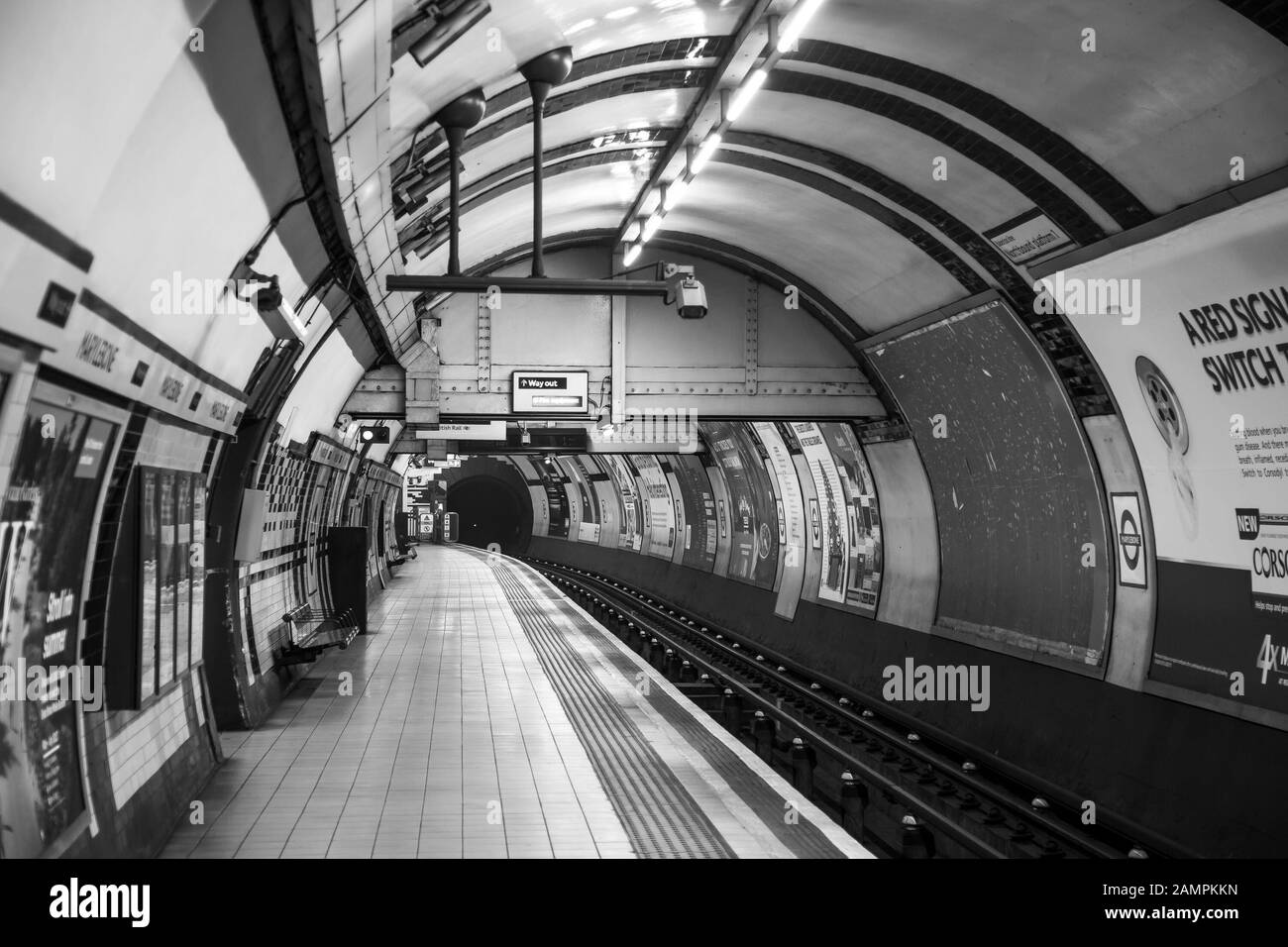 Schwarzweiß-Blick in der U-Bahn-Station London Underground, Großbritannien Stockfoto
