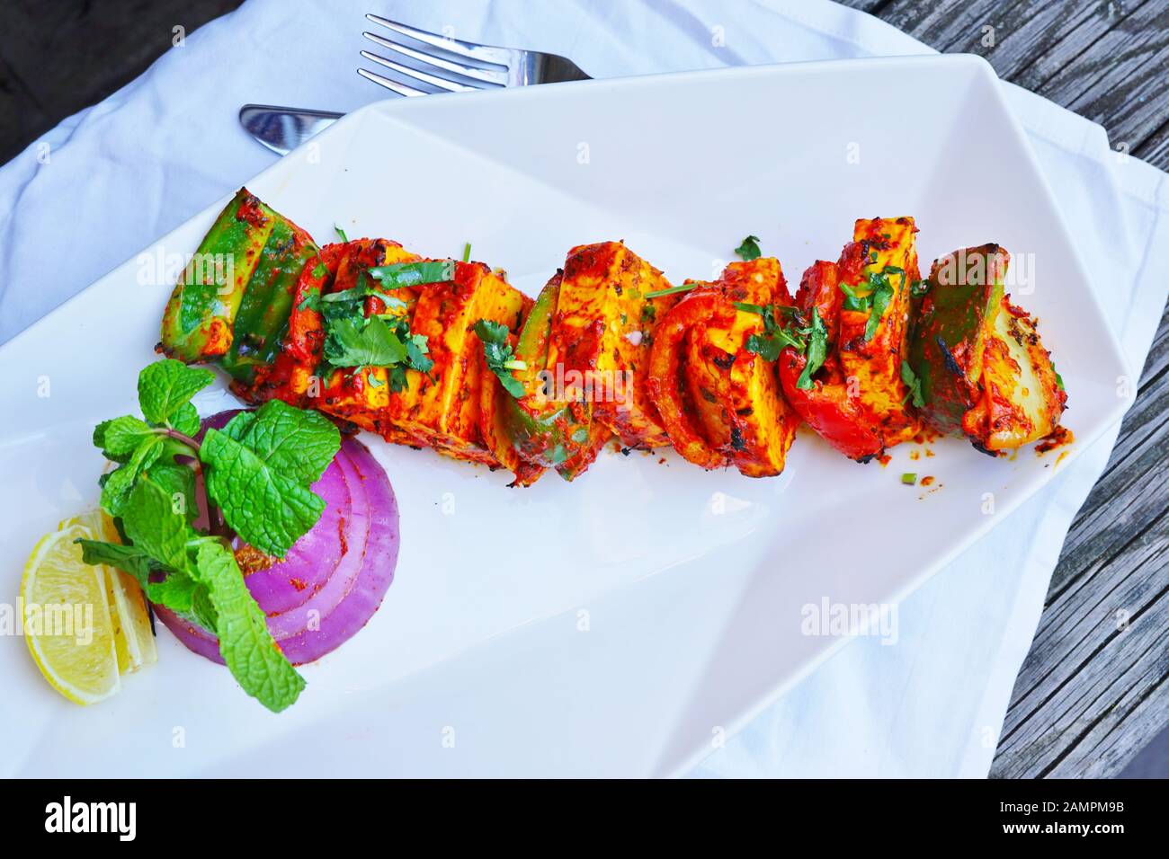 Ein Paneer Tikka sizzler Kebab Teller in einem indischen Restaurant Stockfoto