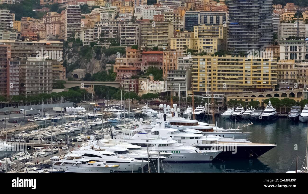 Luxus-Leben in Monaco, Blick auf teure weiße Yachten und moderne Apartments Stockfoto