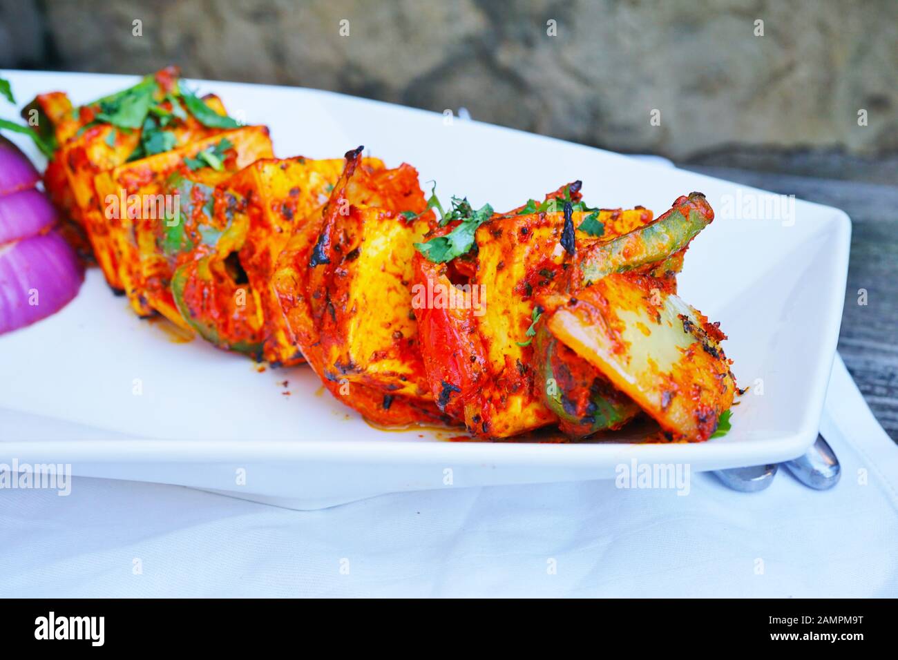 Ein Paneer Tikka sizzler Kebab Teller in einem indischen Restaurant Stockfoto