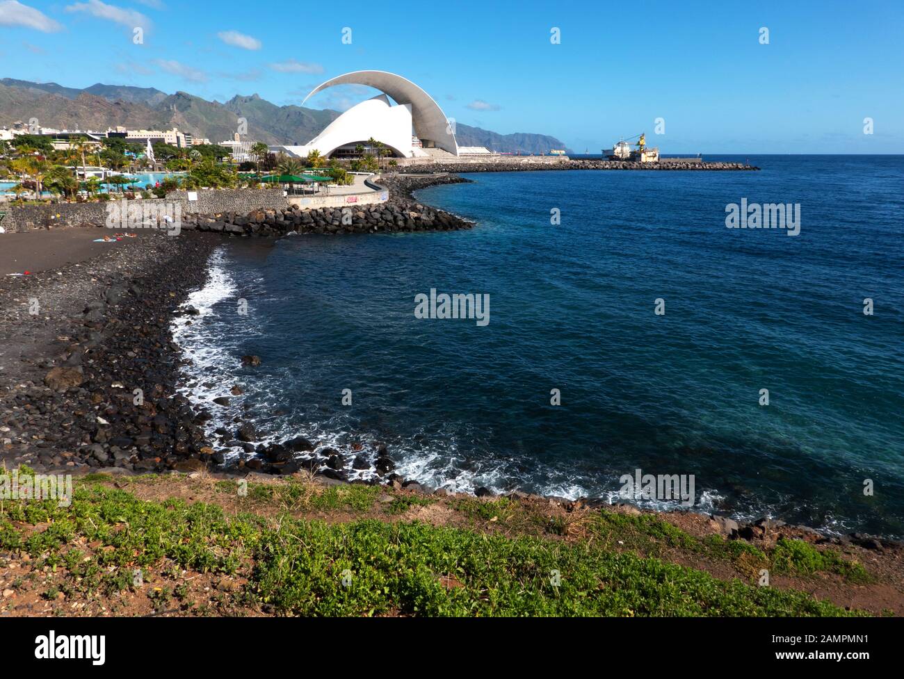 Schöne Aussicht auf den Strand Caleta de Negros und das Opernhaus in Santa Cruz, auf der Kanareninsel, Spanien Stockfoto