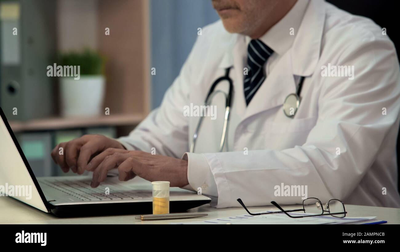 Pharmazeutipporschung in der Laptop-Forschung über neue Medikamente, Medikamentenentwicklung Stockfoto